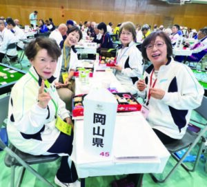 4人全員女性で構成された岡山県チームの昼食風景